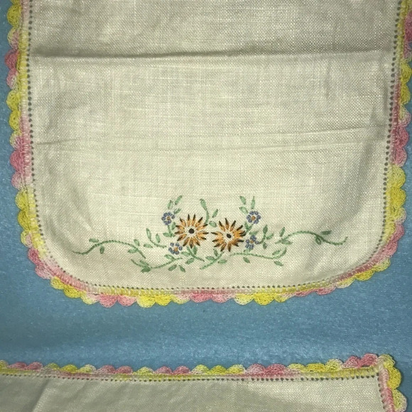 CROCHETED vintage embroidered basket of flowers set of 3 matching table mats - Picture 3 of 7